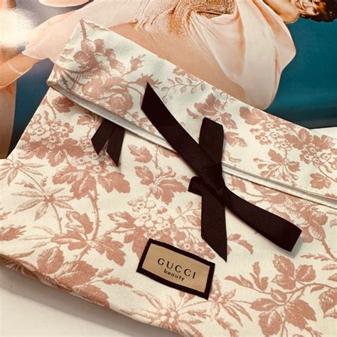 gucci beauty pochette